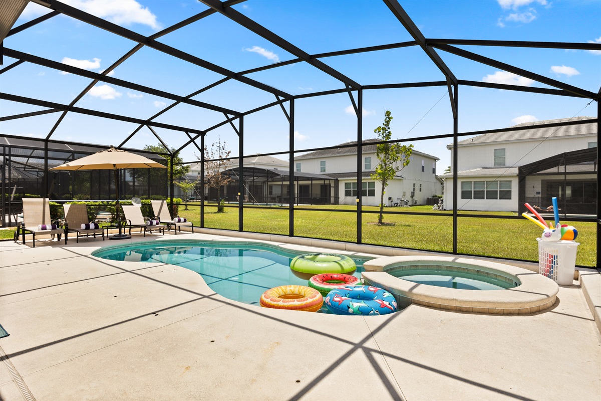 And the best part if the wonderful patio with private pool, jacuzzi and two lounge areas.