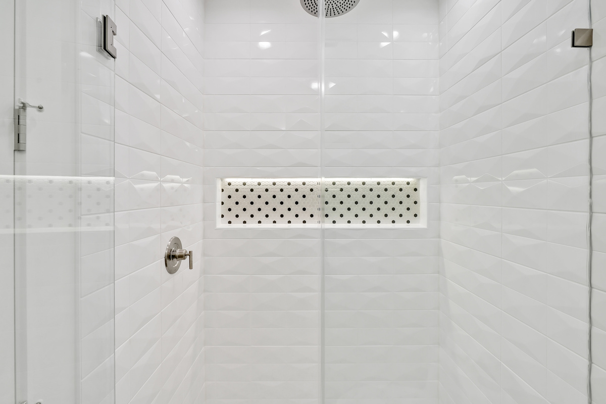 Rain shower with lighted niche