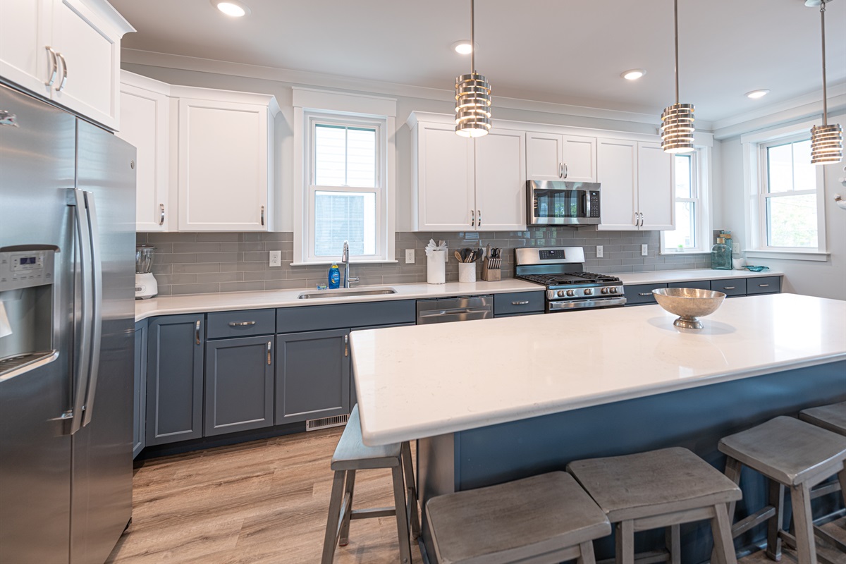 Upgraded kitchen w/ large island