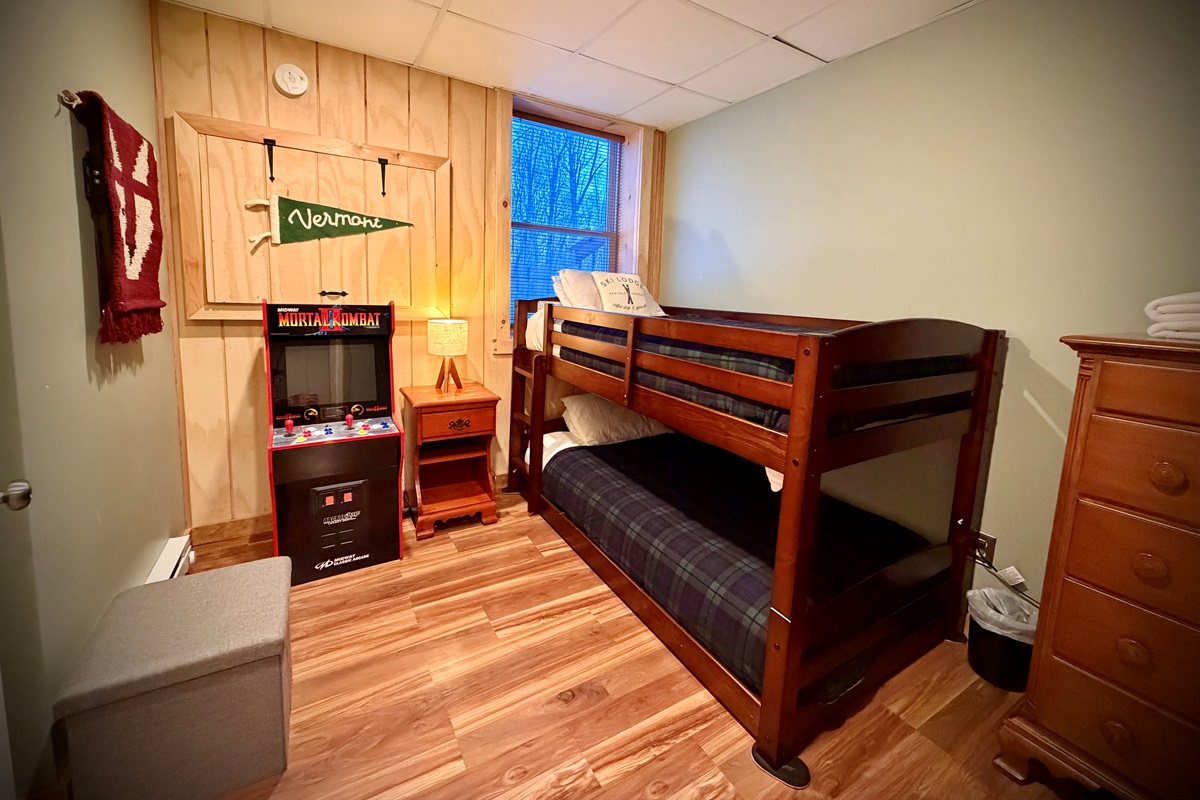 Bunkbed Bedroom with Arcade