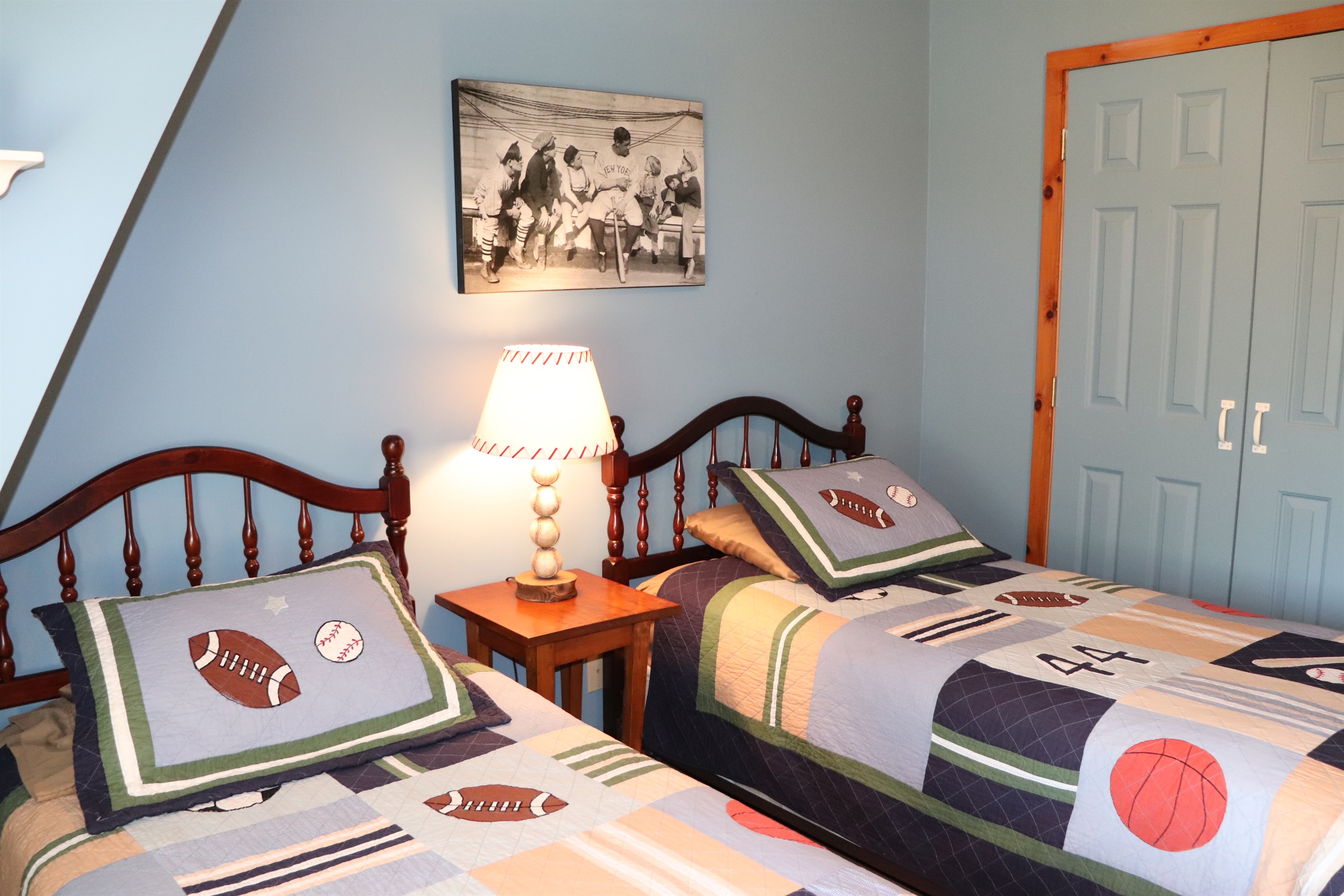 Twin beds bedroom #2