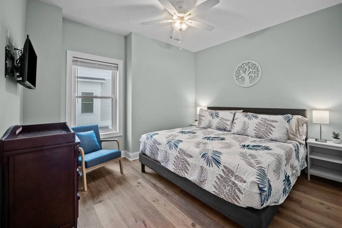 King bed with en suite full bathroom off kitchen