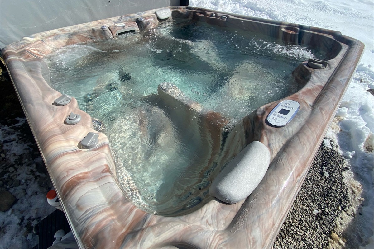 Hot tub that accommodates 5-6 people, easily accessible from the bottom floor walkout door