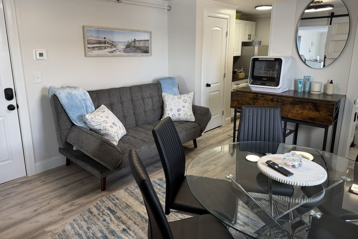 Couch, Dining for 6, Beatification Station & dishwasher