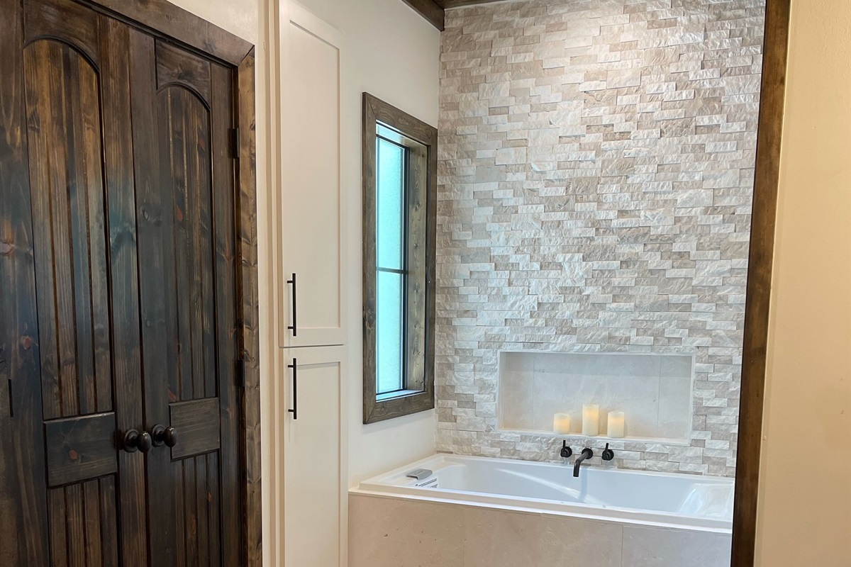 Large en suite attached to the master bedroom.