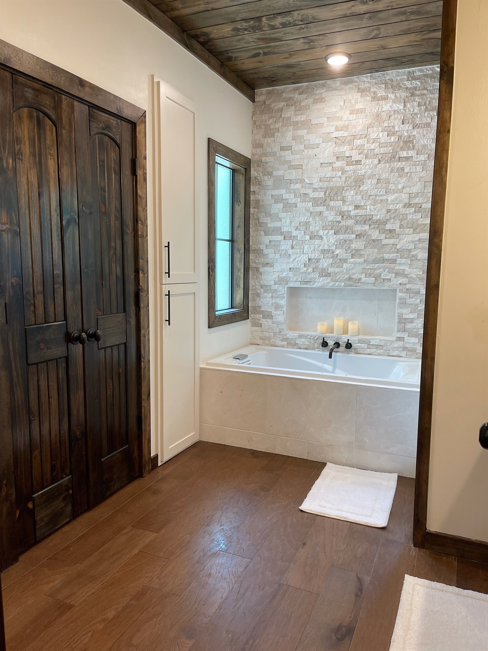 Large en suite attached to the master bedroom.