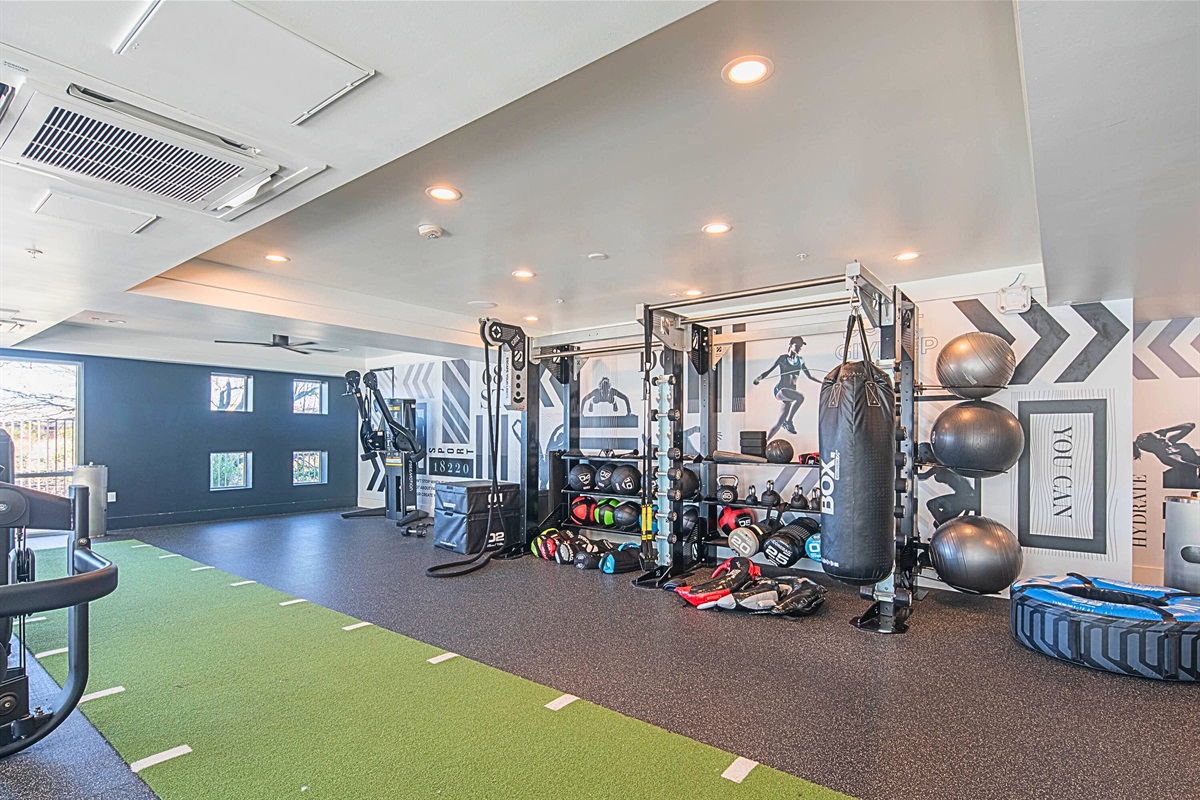 Your fitness, on your schedule! Access our state-of-the-art gym 24/7.