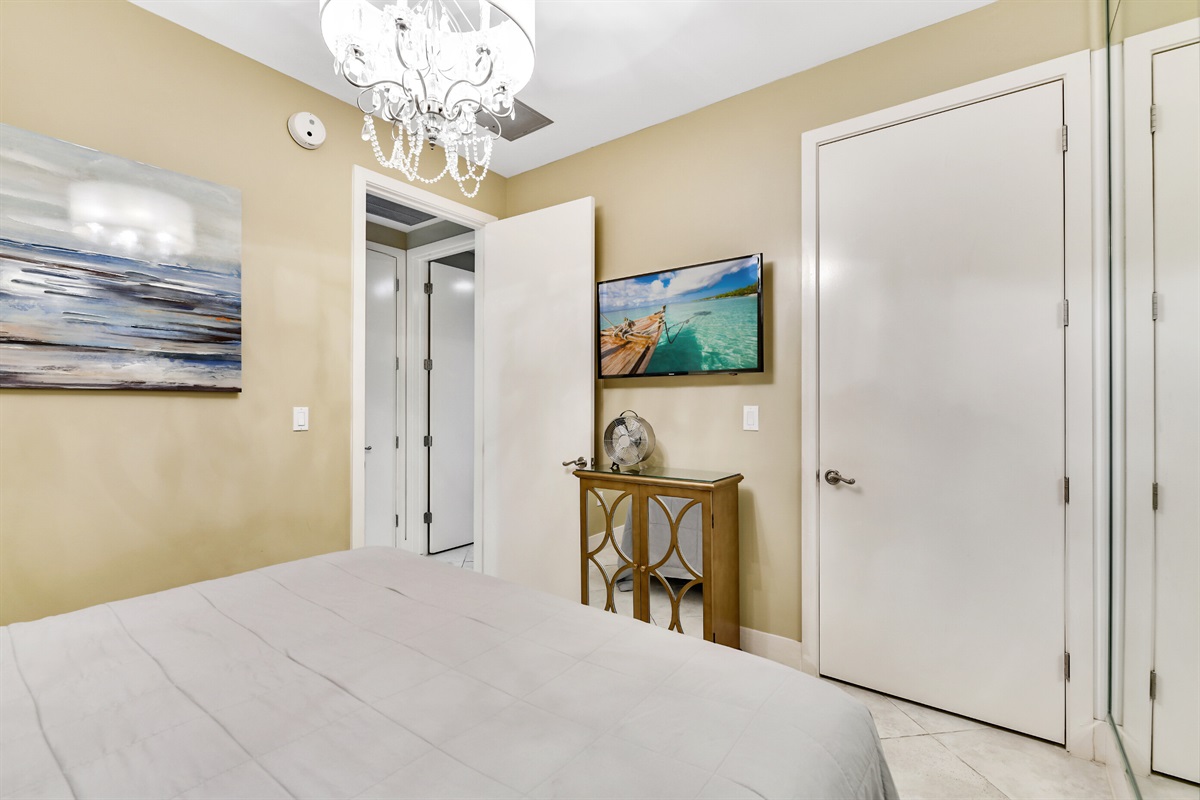 Guest bedroom with KING bed and 43" TV!
