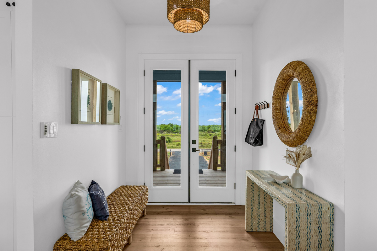 Cair Paravel: This welcoming entry hall is the first taste of the home's easy, beach-house style.
