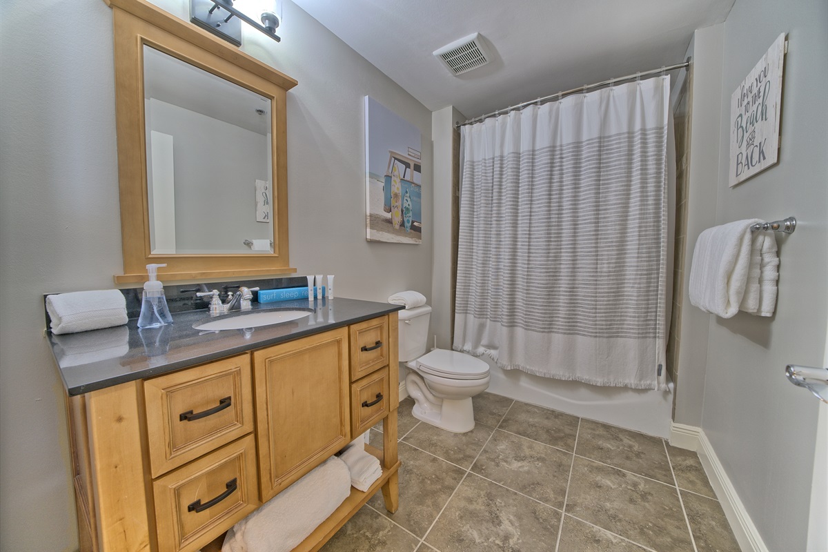 3rd Bathroom w/ Tiled Shower & Tub