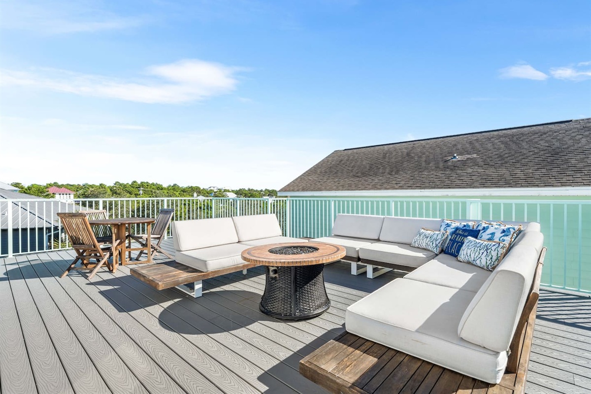 Discover an amazing star show from 3 stories up   Away from the streetlights, our 30A rooftop offers a front-row seat to the galaxy.  Listen to the distant surf, and enjoy the most peaceful "sky-high" retreat .