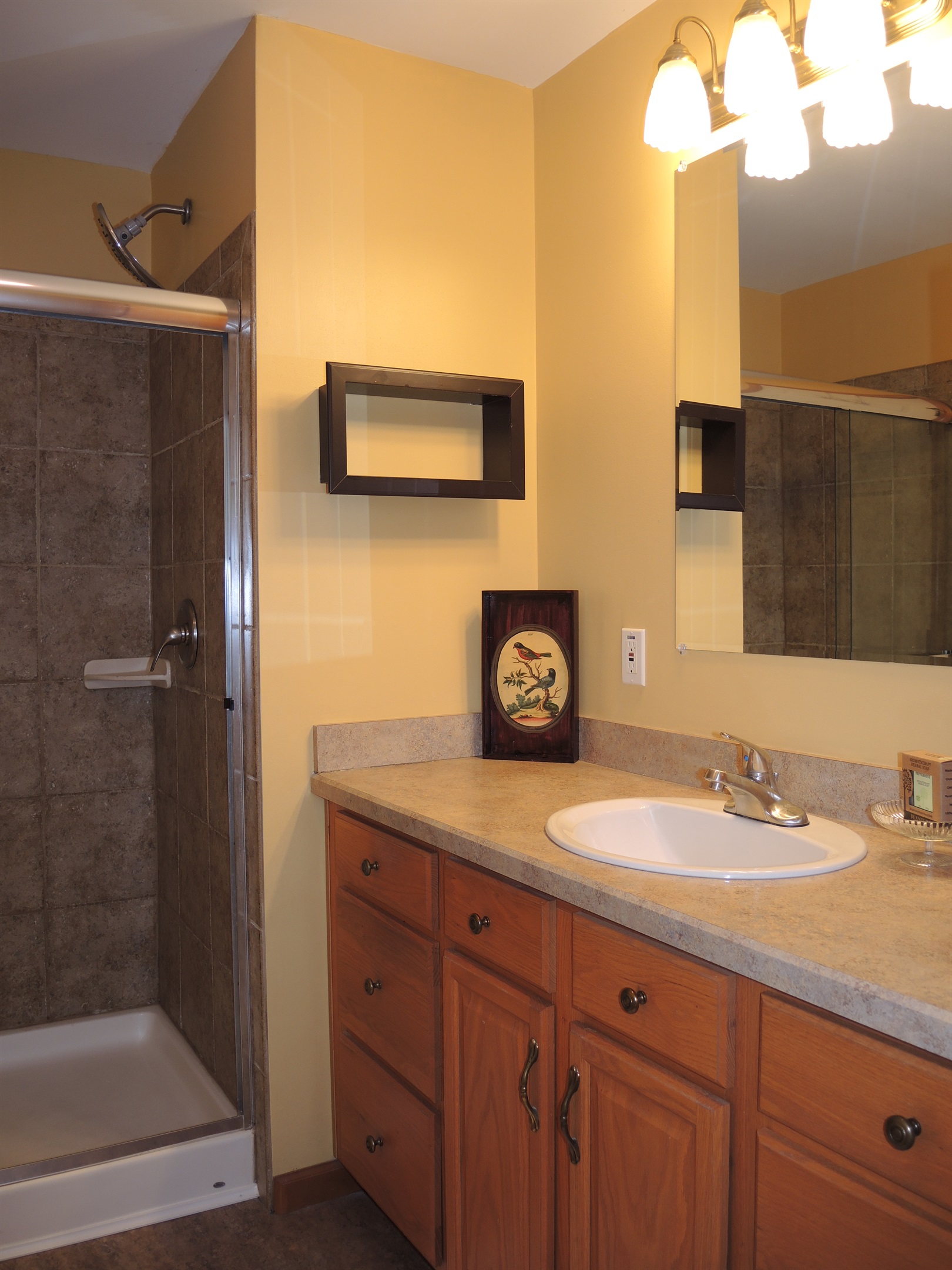 Bath w/ shower in bath en suite in primary bedroom