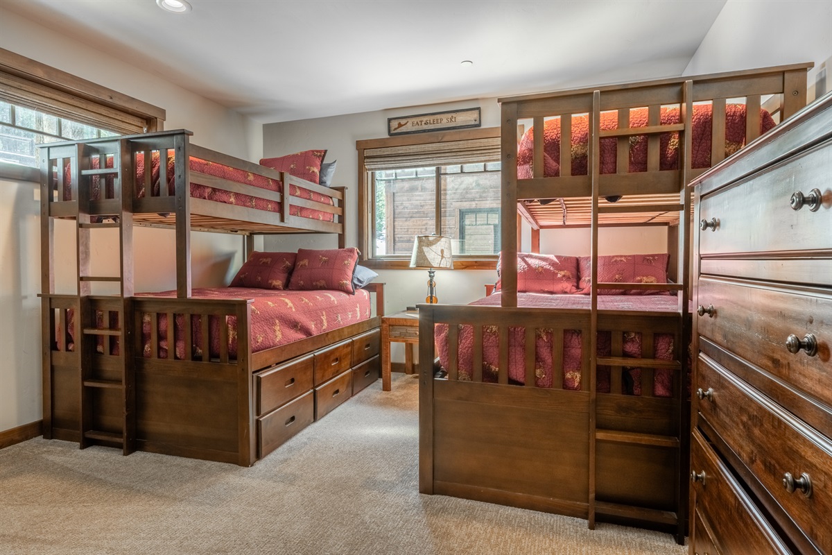 Interstellar | Bear’s Den (#6)
Twin-over-full bunks create a comfortable bunkroom perfect for families traveling together.