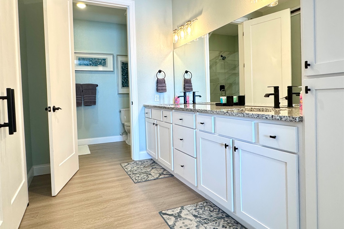 Primary Bathroom with double basin sinks and large closet in privat en suite.