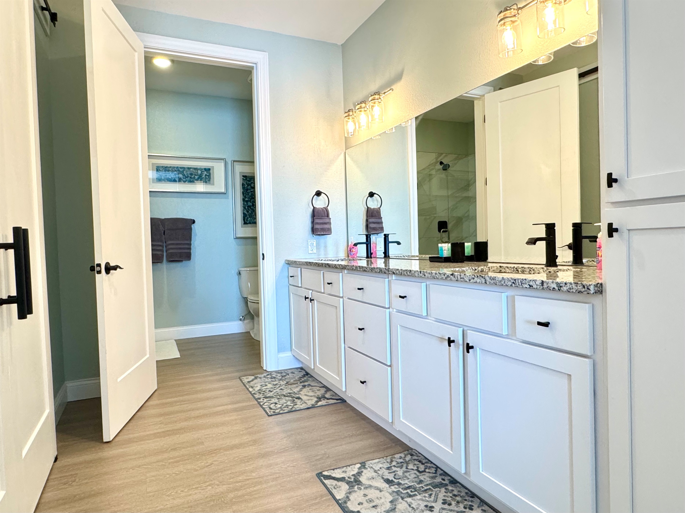 Primary Bathroom with double basin sinks and large closet in privat en suite.