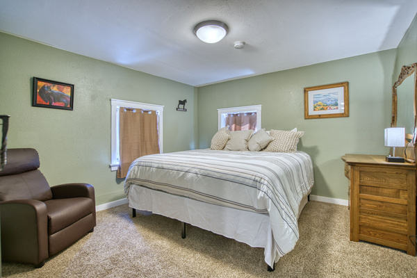 Lower King Eastern Bedroom, Twin Floor mattress under bed.