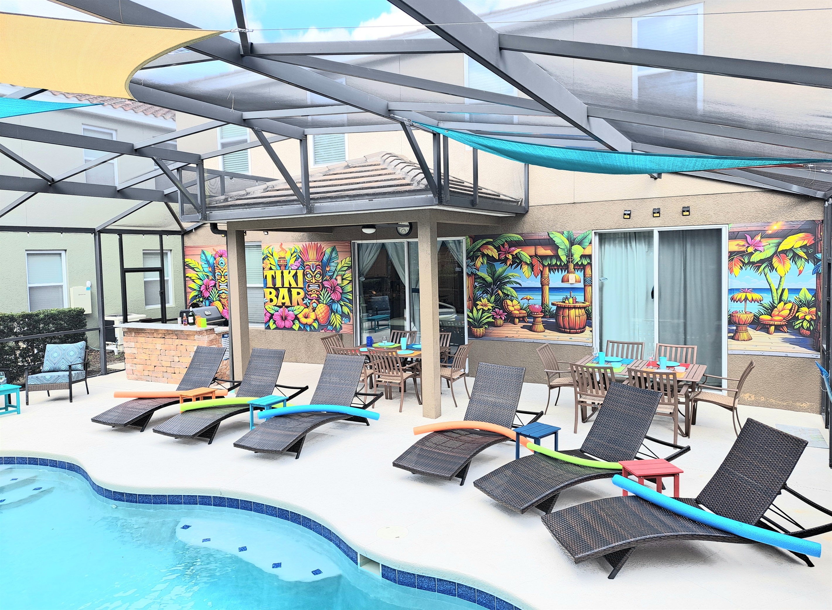 Large screened-in private patio. Large pool. Spa tub.