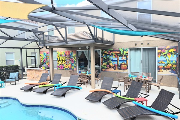 Large screened-in private patio. Large pool. Spa tub.
