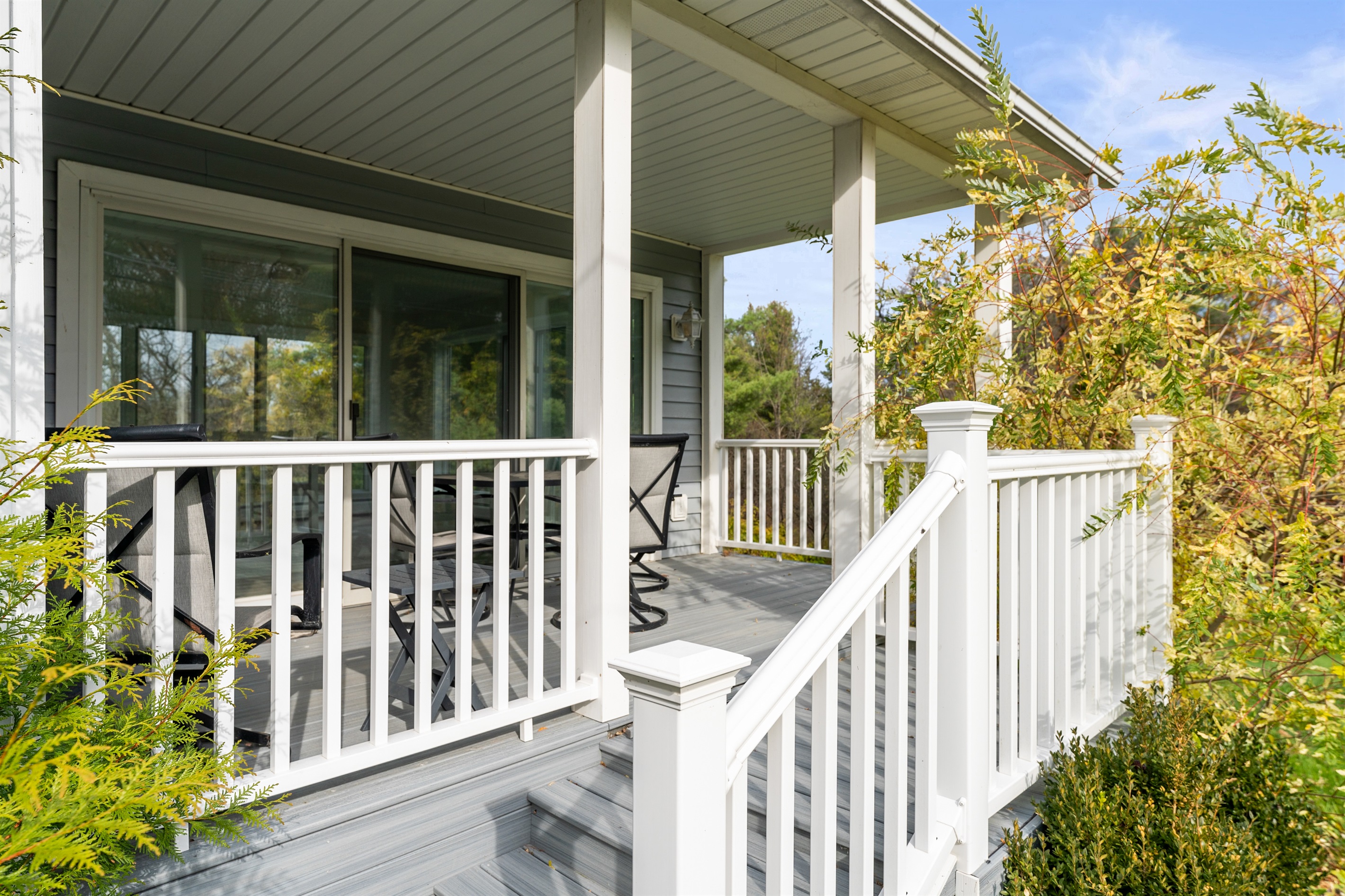 Relaxing side deck with seating for 4