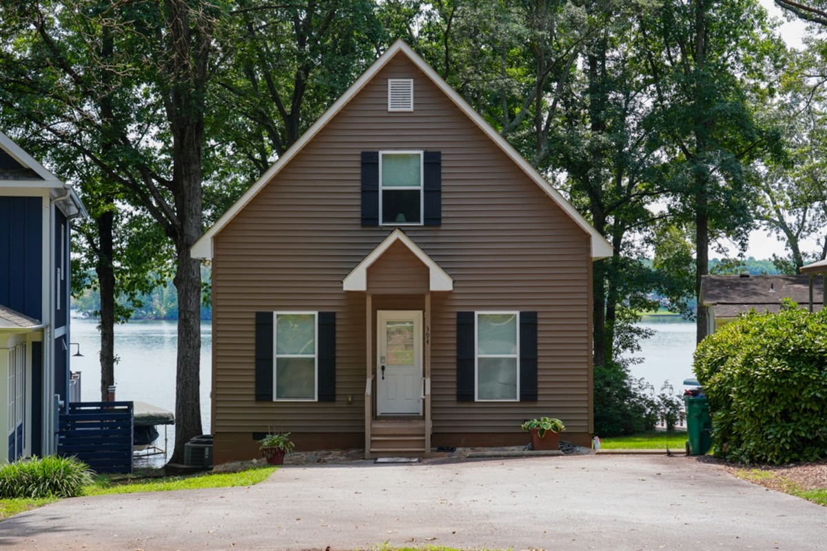 Quaint Lakefront Cottage