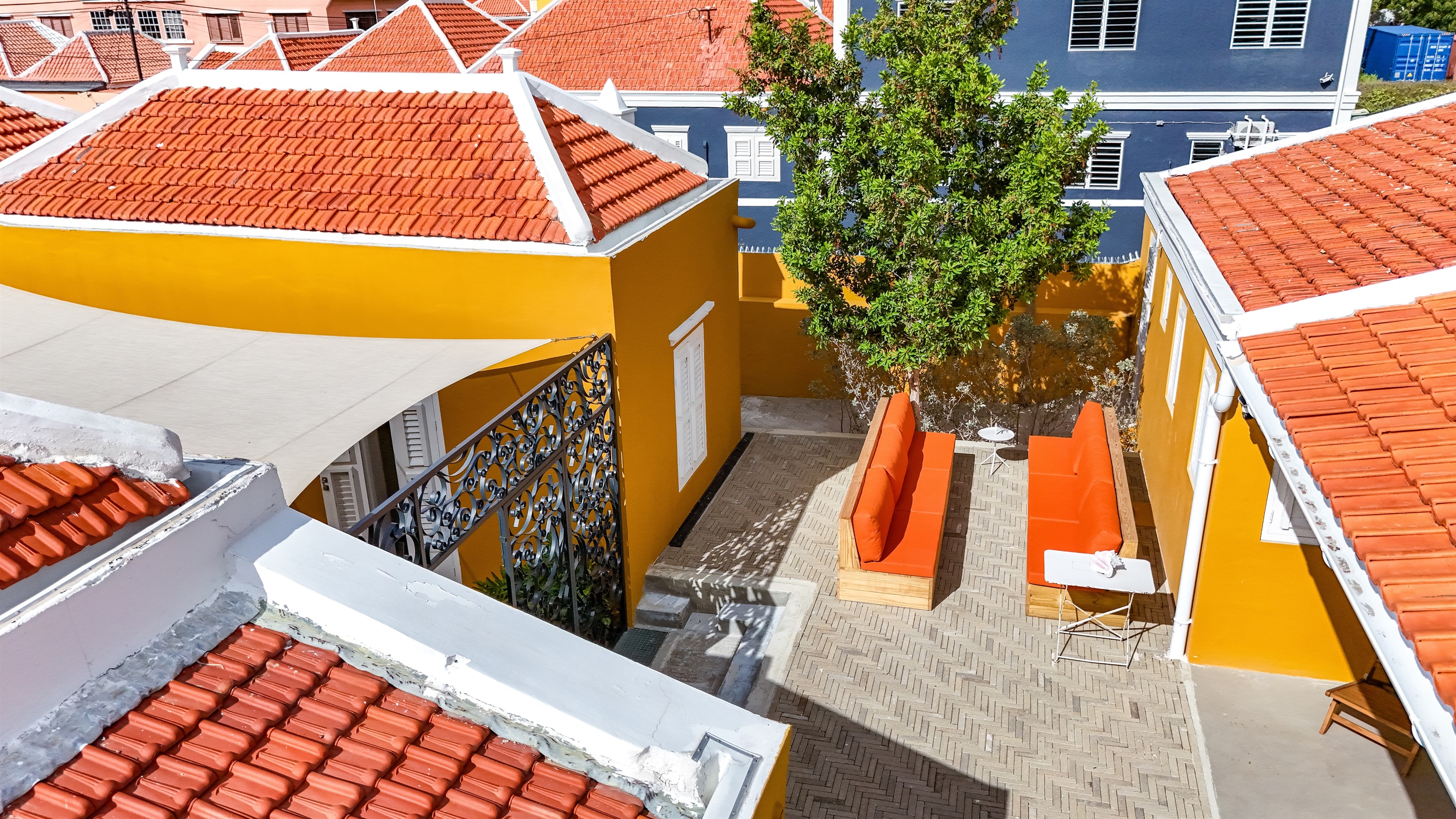 Heritage City Villa - Court yard and seating area