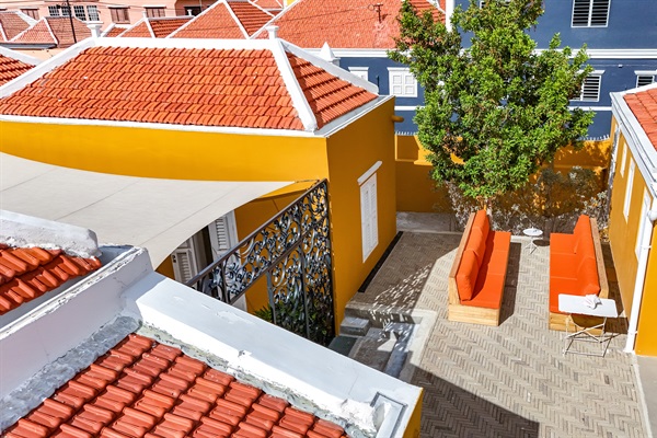 Heritage City Villa - Court yard and seating area