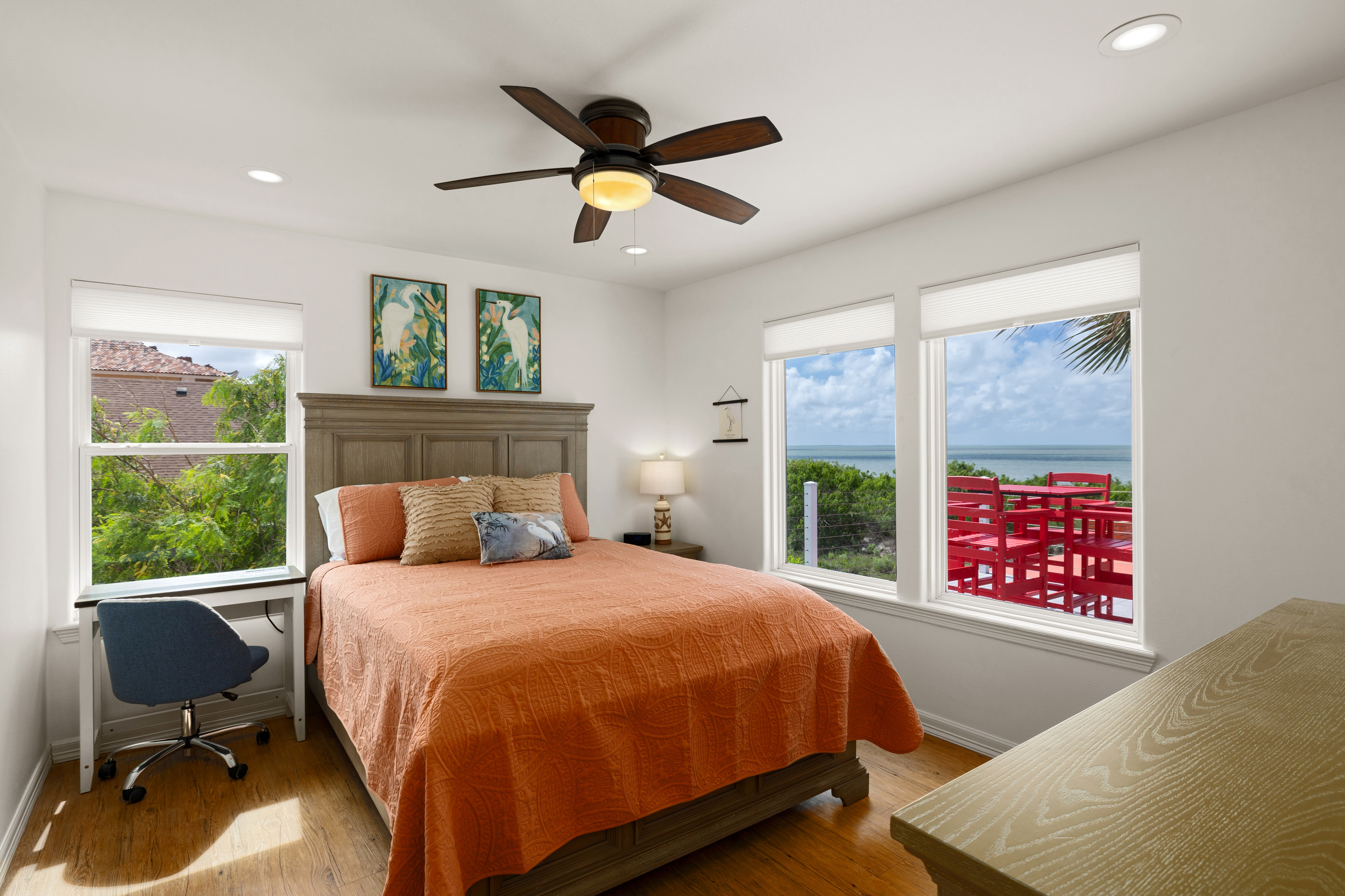 Great Egret Room/Queen bed/Bay View/Pool view