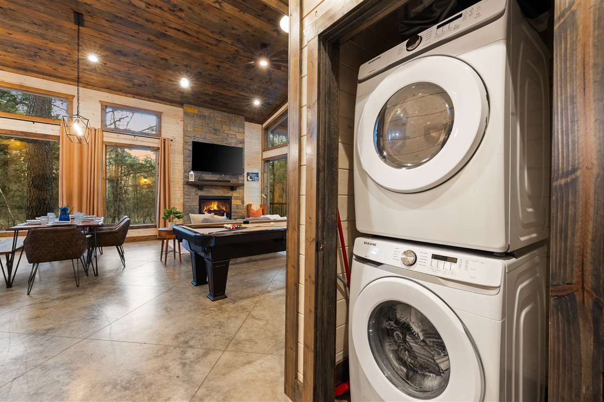 Tucked just off the main living space, this full size washer and dryer make longer stays easy. Toss in a quick load after lake days, hikes, or hot tub nights and keep the fun going without missing a moment together.