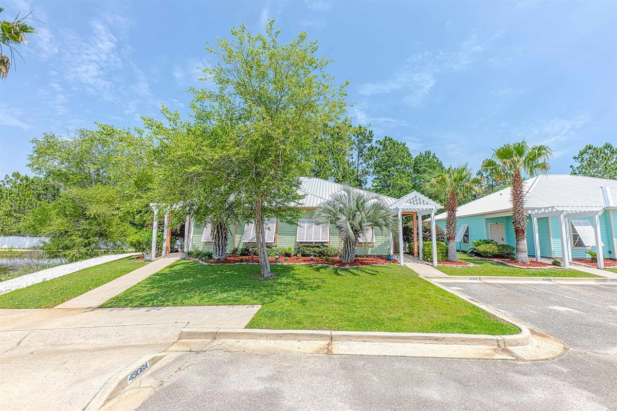Charming bungalow exterior: Vibrant landscaping with palm trees invites you to relax in paradise!