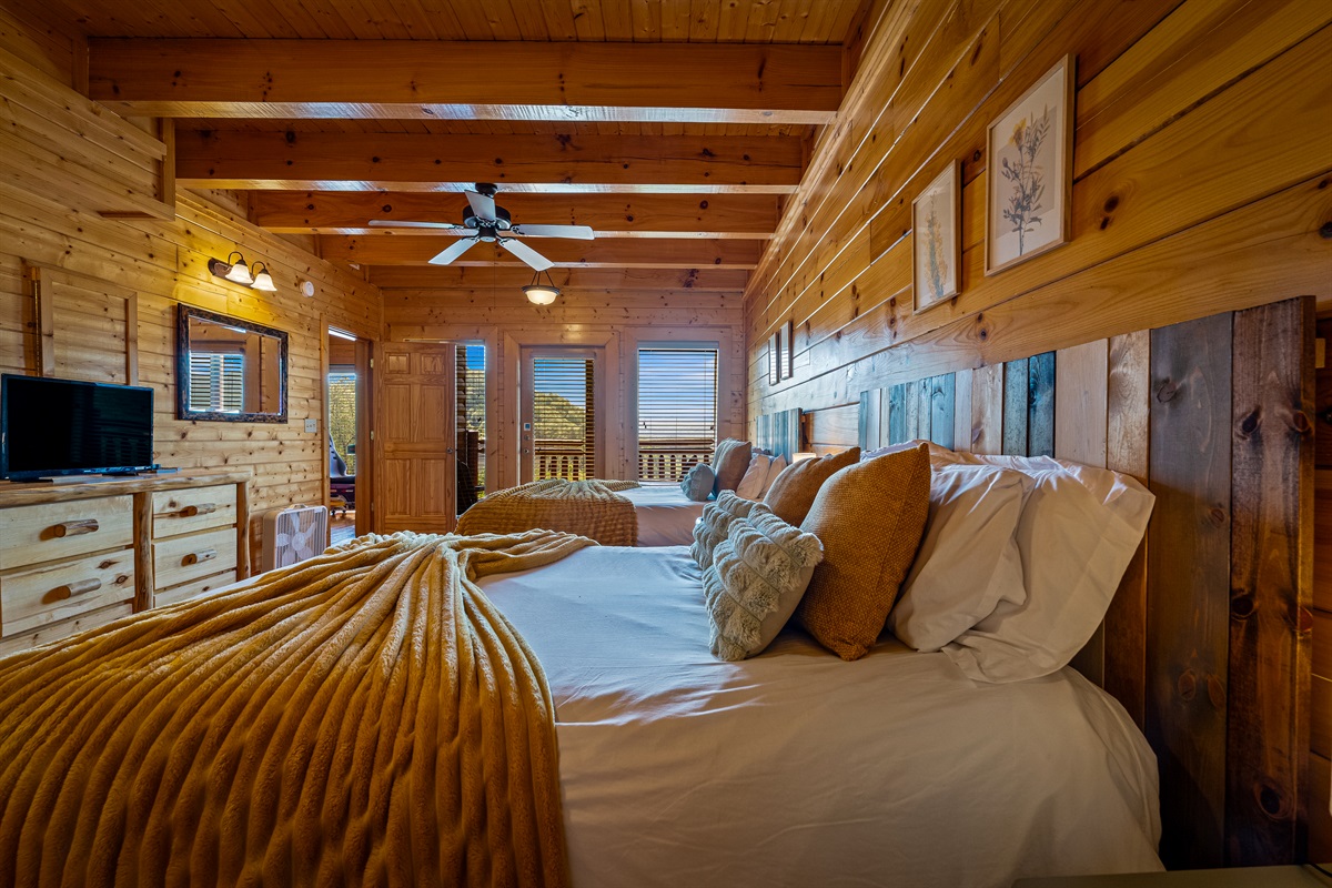 Double Queen BR with private deck