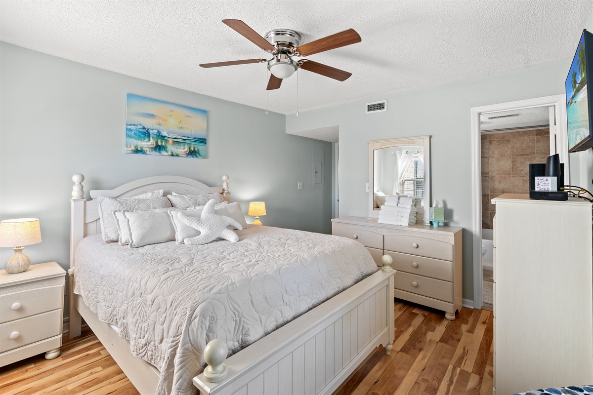 Spacious Main Bedroom with Queen bed and ensuite