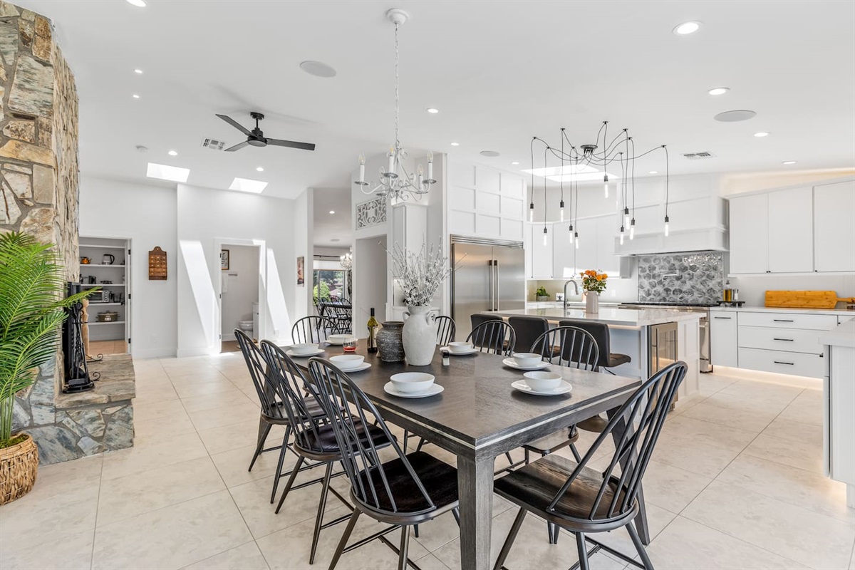 Dinning area next to kitchen