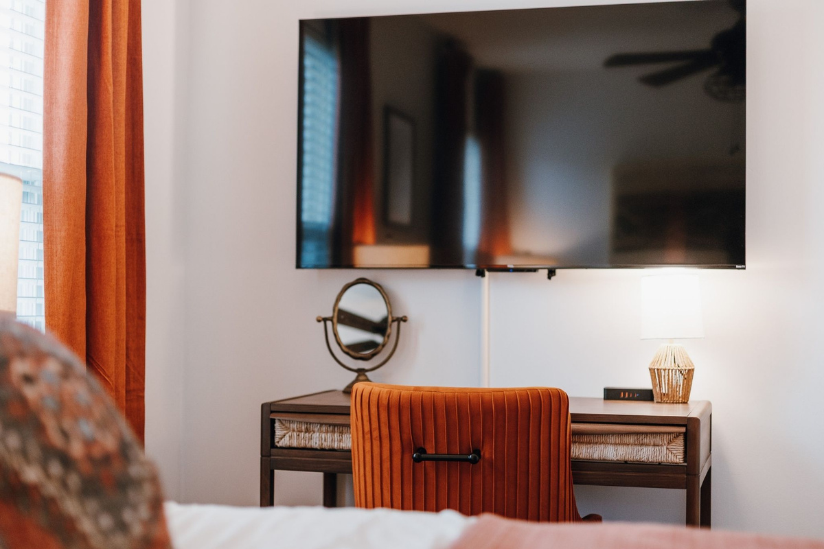 Dedicated workspace and Smart TV in the World's Fair Suite.