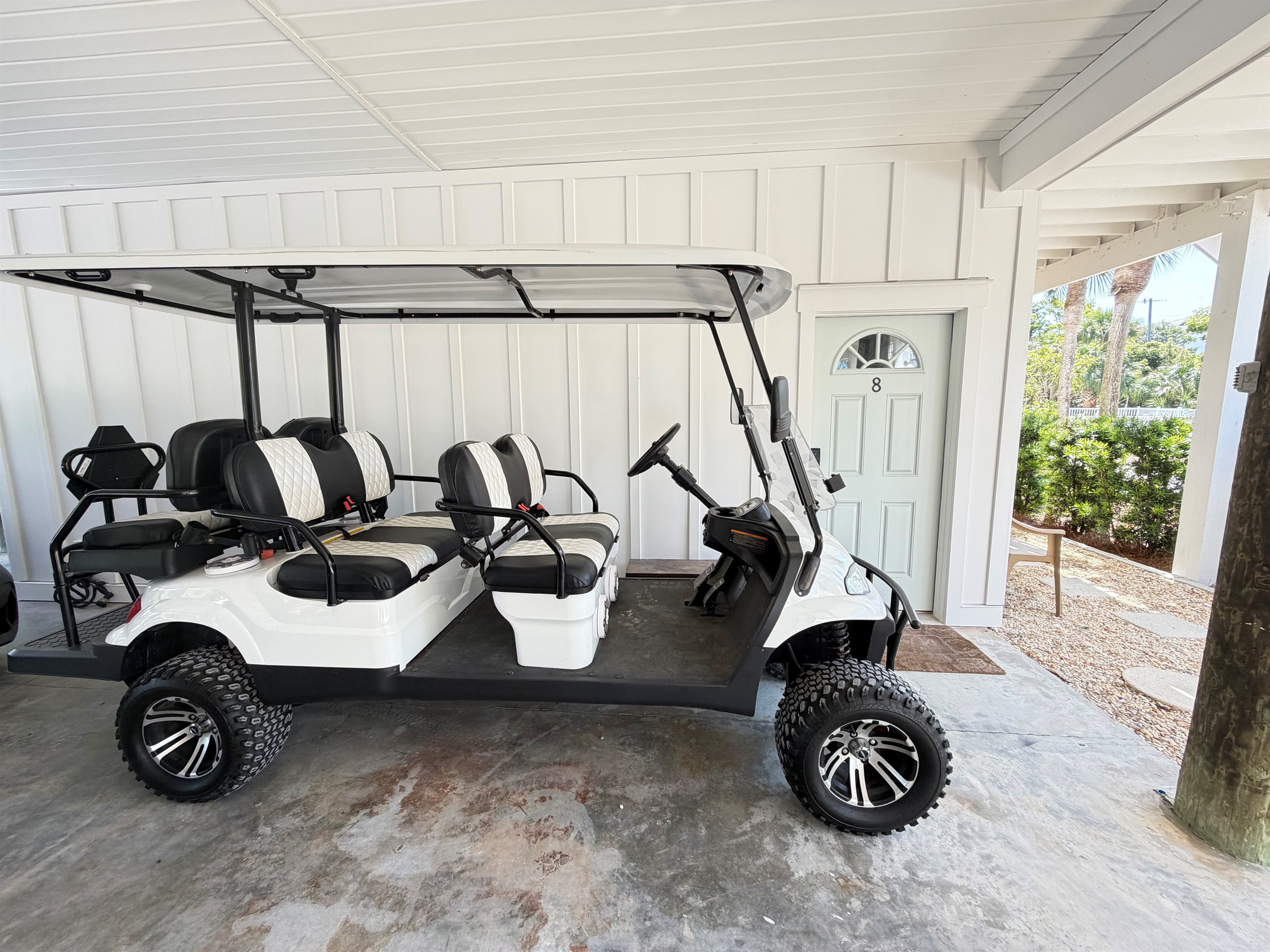 6-seater electric golf cart with built-in speakers