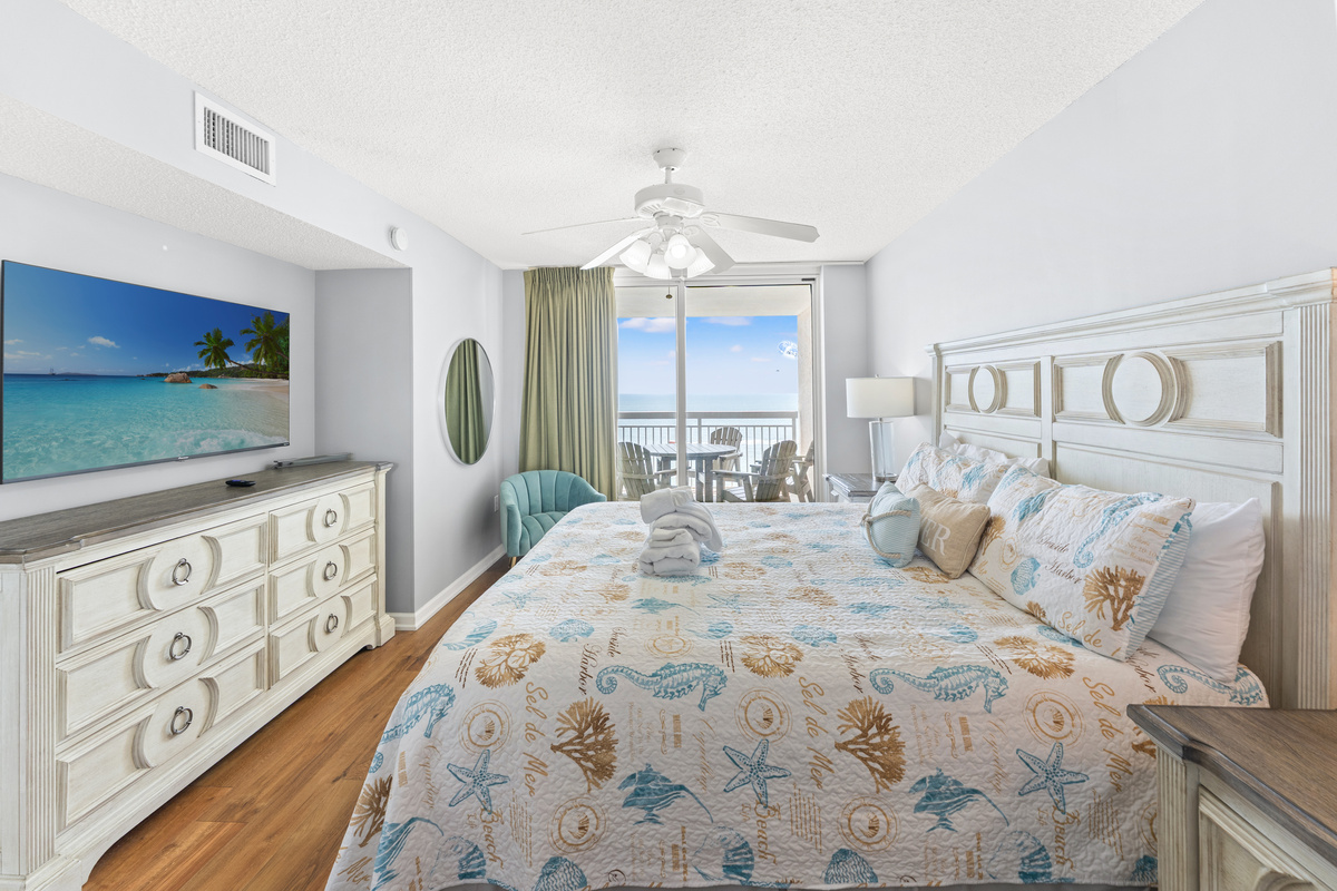 Oceanfront Main bedromm with king, balcony access and ensuite
