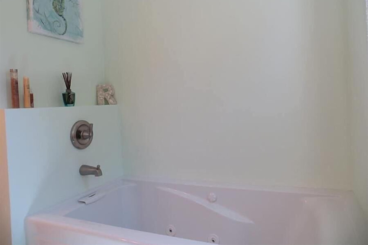 jacuzzi tub Bathroom