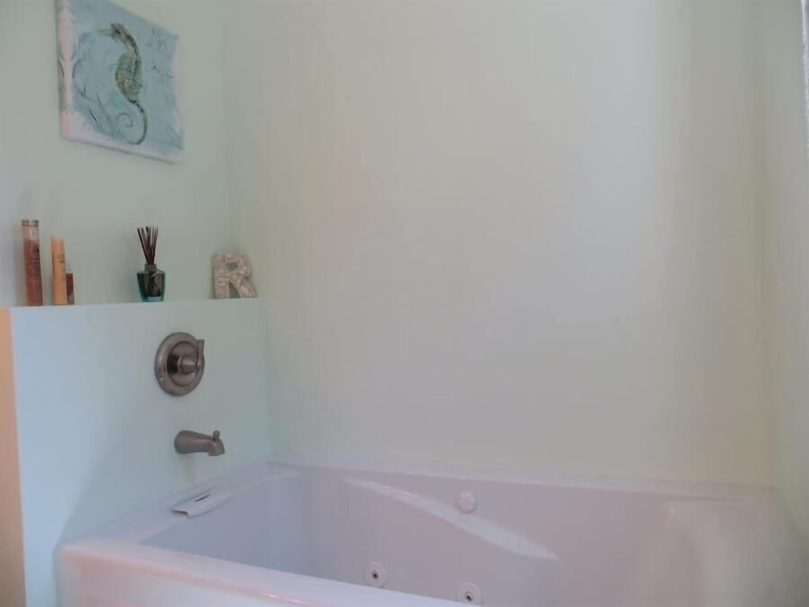 jacuzzi tub Bathroom