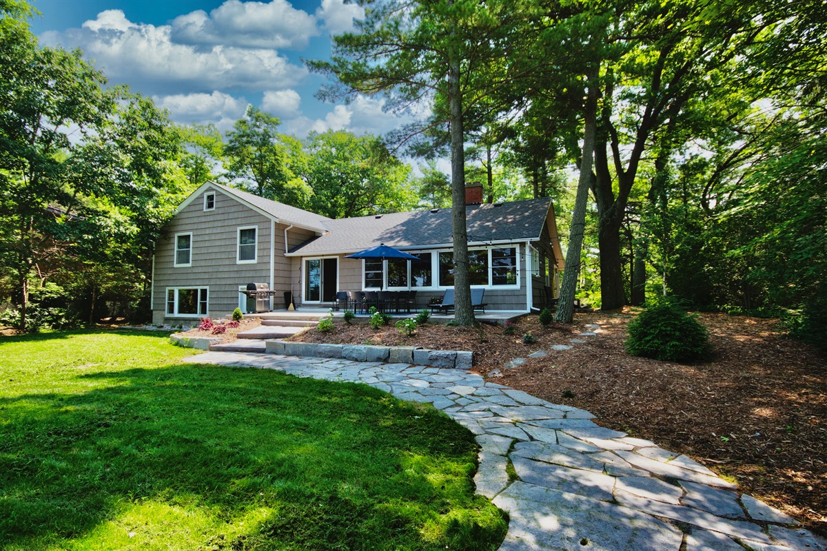 c657299f38e04b4f91d064da50651e30 Large