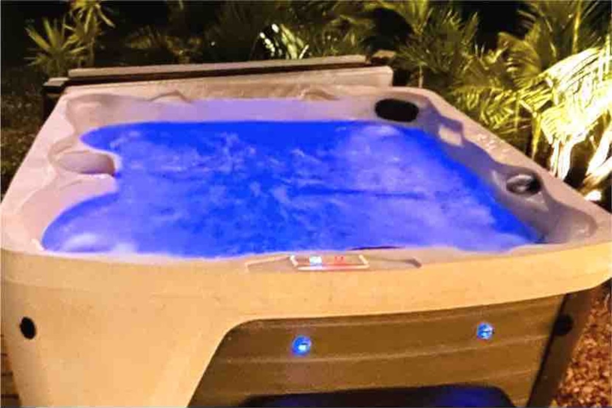 6 person hot tub, relax after a long day, with Easy to use controls to adjust the temperature, jets, and lights. Hot tub is cleaned and properly sanitized between each guest, or weekly for more long term stays. *TOWELS PROVIDED*