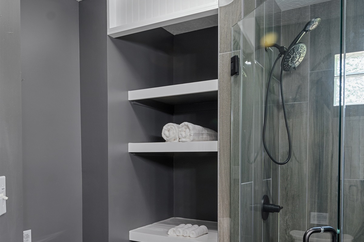 Spa vibes, stocked and ready From the rainfall shower to the neatly rolled towels, every detail in this bathroom is designed to refresh, relax, and reset. 🚿🧖‍♀️🧺