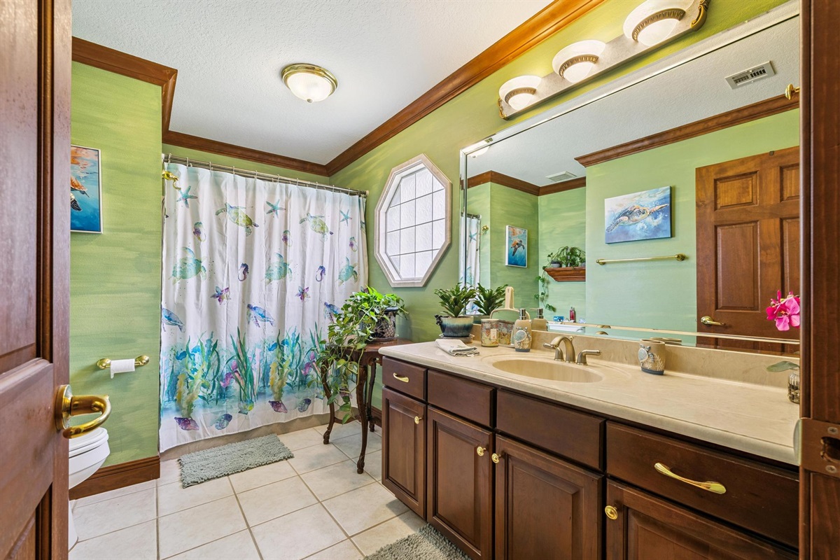 Large en-suite bathroom