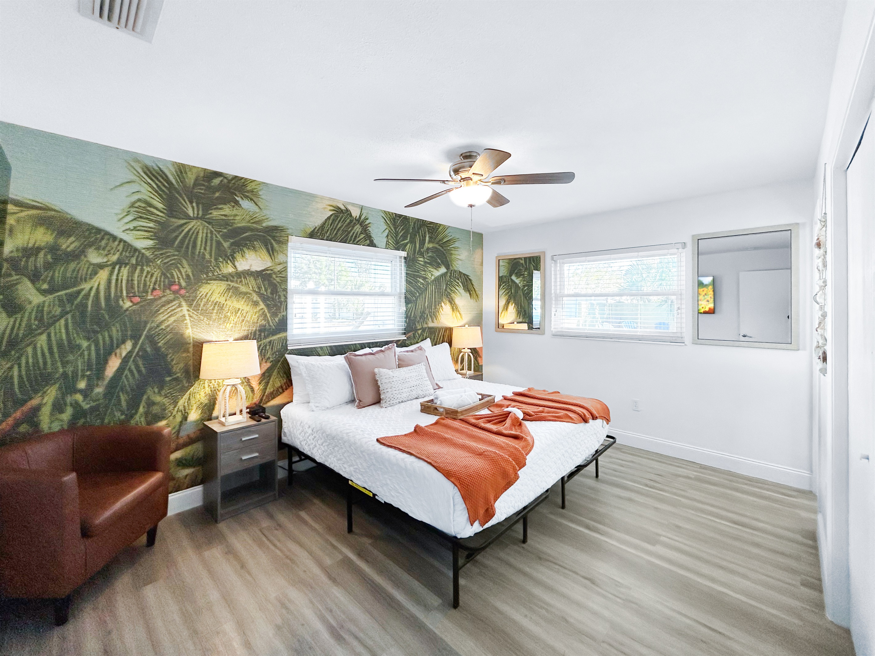 👑 King bed primary suite = best sleep on the trip