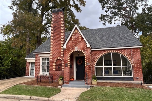 Our Cozy 4 Bedroom Cottage on Poete St!