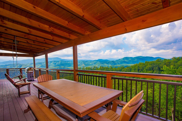 Open-air dining with best-in-class multilayer rolling mountain views, Splashing at the Bluff