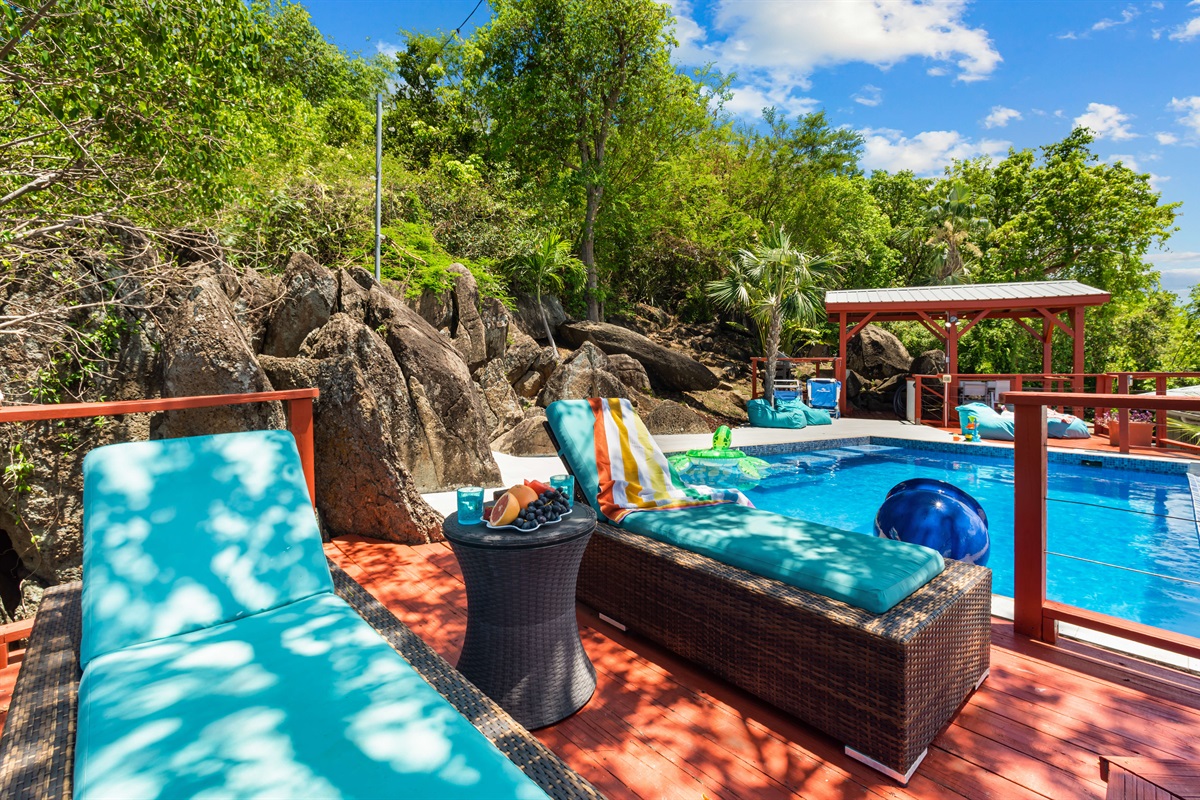 While the views of Magen's Bay are definitely the main attraction, the framing of the volcanic rocks around the pool is also a stunning view.