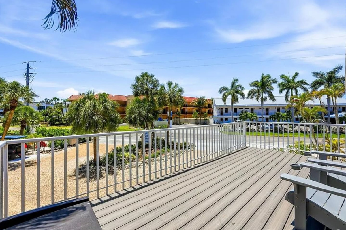 Start your day on the tropical front deck, surrounded by swaying palm trees and island atmosphere. As you relax, you may hear the cheerful chatter of parakeets in the trees, adding their own touch of tropical charm.
