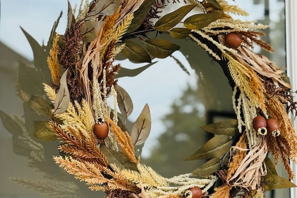 Seasonal details add character to Duskhaven’s welcoming front entrance.