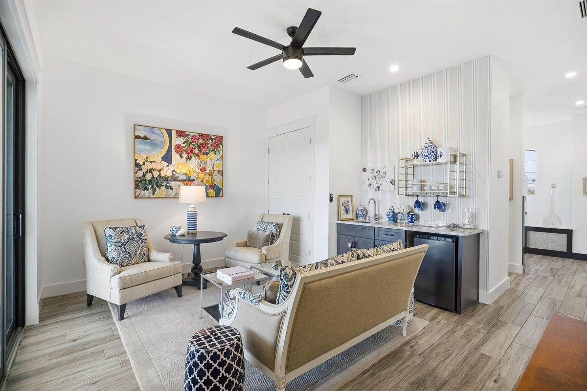 Cozy coastal lounge for slow mornings & sunset wind-downs 🌿✨ Sink into the comfy seating for coffee chats, reading time, or a glass of wine after the beach—bright natural light and relaxed vibes make this the perfect spot to unwind.