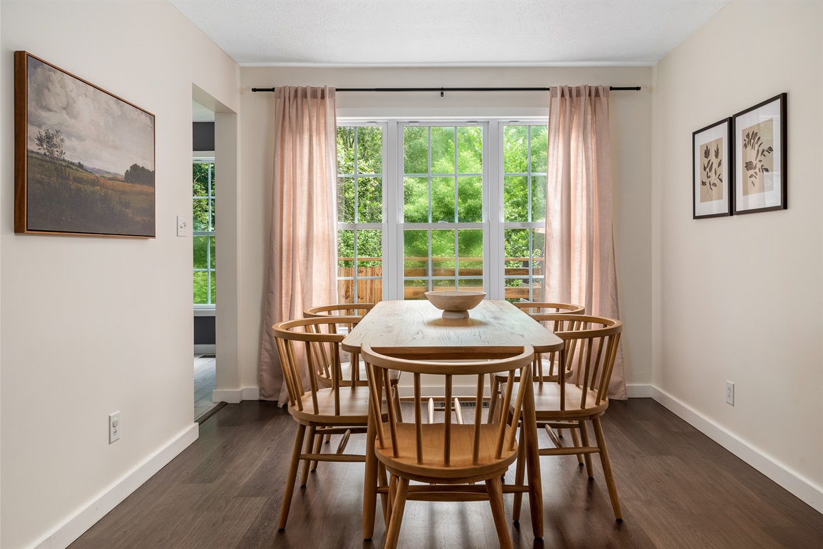 Dining Area: Seats 5
