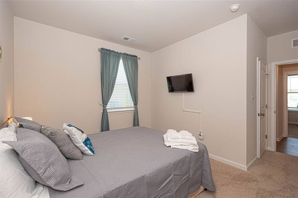 Step into our delightful second bedroom! Sink into the plush queen bed and easily power your devices using the USB chargers cleverly built into the lamps. It's a snug, modern retreat for a tranquil night's rest. ️